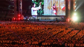 Ribuan peserta memainkan angklung saat pemecahan rekor dunia pagelaran angklung di Stadion Utama Gelora Bung Karno, Jakarta, Sabtu (5/8/2023). [ANTARA FOTO/Hafidz Mubarak A/Pool/aww]