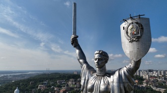 Ukraina Bongkar Lambang Palu Arit di Monumen Ibu Pertiwi