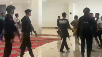 Ribut Polisi Injak Sajadah, Pengurus Masjid Raya Sumbar Klaim Itu Bukan Ruangan Shalat!