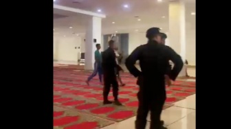 4 Fakta Brimob Masuk Masjid Raya Bersepatu, Benarkah Bukan Injak Tempat Salat?