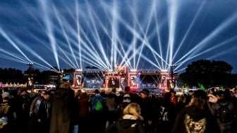 Para metalhead  bersorak saat melihat konser di depan panggung utama festival musik Wacken Open Air 2023 di Wacken, Jerman, Kamis (3/8/2023). [Axel Heimken / AFP] 