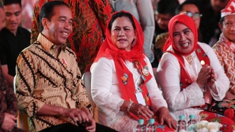 Presiden Joko Widodo (kiri) dan Ibu Negara Iriana Joko Widodo (tengah) bersama istri Mendagri Tito Karnavian, Tri Suswati (kanan) menghadiri pemecahan rekor dunia pagelaran angklung di Stadion Utama Gelora Bung Karno, Jakarta, Sabtu (5/8/2023). [ANTARA FOTO/Hafidz Mubarak A/Pool/aww]