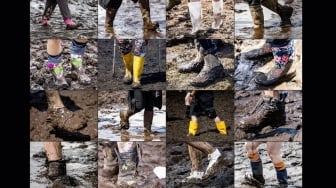 Foto kombo close-up pada sepatu para metalhead yang mengarungi lumpur saat festival musik Wacken Open Air 2023 di Wacken, Jerman, Kamis (3/8/2023). [Axel Heimken / AFP] 