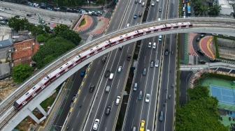 Kereta ringan atau Light Rail Transit (LRT) melintas di jembatan rel lengkung (longspan) LRT Kuningan, Jakarta, Senin (7/8/2023). [Suara.com/Alfian Winanto]