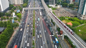 Kereta ringan atau Light Rail Transit (LRT) melintas di jembatan rel lengkung (longspan) LRT Kuningan, Jakarta, Senin (7/8/2023). [Suara.com/Alfian Winanto]