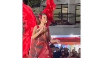 Pede Maksimal, Yuki Kato Makan Teluar Gulung di Panggung Karnaval: Sampai Minta Dibelikan