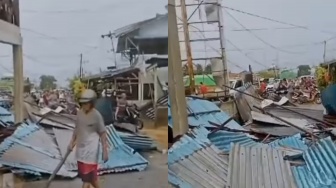 BREAKING NEWS: Angin Puting Beliung Terjang Mempawah, Belasan Rumah Warga Hancur