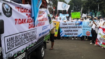 Forum Komunikasi Honorer Tenaga Kesehatan (Nakes) dan Non-Nakes (FKHN) menggelar unjuk rasa di kawasan Patung Kuda, Jakarta, Senin (7/8/2023). [Suara.com/Alfian Winanto]