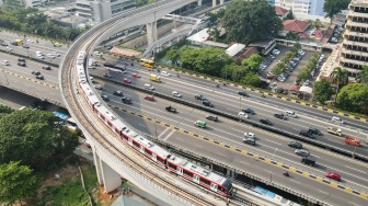 Kereta ringan atau Light Rail Transit (LRT) melintas di jembatan rel lengkung (longspan) LRT Kuningan, Jakarta, Senin (7/8/2023). [Suara.com/Alfian Winanto]