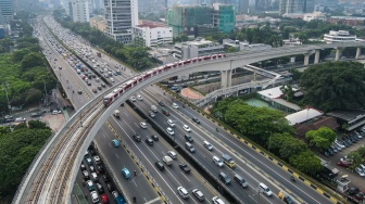 Kereta ringan atau Light Rail Transit (LRT) melintas di jembatan rel lengkung (longspan) LRT Kuningan, Jakarta, Senin (7/8/2023). [Suara.com/Alfian Winanto]