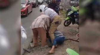 Wanita Diduga Pelakor Diamuk Ibu-Anak di Pinggir Jalan Kampar, Pria Berseragam PNS Melindungi