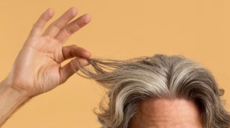 Belum Tua Rambut Sudah Memutih? Ini Cara Alami untuk Menghilangkan Uban