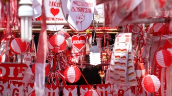 Pernak-pernik merah putih untuk HUT RI ke-78 di Kawasan Pasar Mester Jatinegara, Jakarta, Selasa (8/8/2023). [Suara.com/Alfian Winanto]