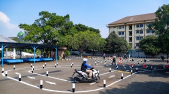 Peserta mengendarai sepeda motor saat ujian praktik SIM C di Satpas Polda Metro Jaya, Jalan Daan Mogot, Jakarta, Selasa (8/8/2023). [Suara.com/Alfian Winanto]
