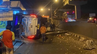 Supir Diduga Hilang Konsentrasi, Bus Terguling di Jembatan Layang Janti Sleman