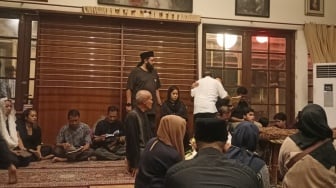 Berduka, Kikan Cokelat Berusaha Tegar Duduk di Samping Jenazah Sang Bunda
