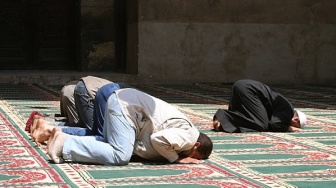 Bacaan Sholat untuk Makmum Lengkap dari Niat hingga Salam, Al Fatihah Wajib Dibaca?