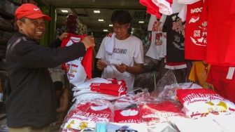 Warga memilih pernak-pernik merah putih untuk HUT RI ke-78 di Kawasan Pasar Mester Jatinegara, Jakarta, Selasa (8/8/2023). [Suara.com/Alfian Winanto]