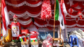Warga memilih pernak-pernik merah putih untuk HUT RI ke-78 di Kawasan Pasar Mester Jatinegara, Jakarta, Selasa (8/8/2023). [Suara.com/Alfian Winanto]