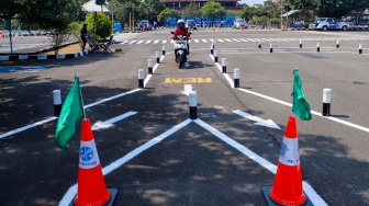 Peserta mengendarai sepeda motor saat ujian praktik SIM C di Satpas Polda Metro Jaya, Jalan Daan Mogot, Jakarta, Selasa (8/8/2023). [Suara.com/Alfian Winanto]
