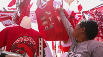 Warga memilih pernak-pernik merah putih untuk HUT RI ke-78 di Kawasan Pasar Mester Jatinegara, Jakarta, Selasa (8/8/2023). [Suara.com/Alfian Winanto]