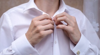 4 Alasan Kancing Pria dan Wanita Berbeda Letak, Mau Tahu?