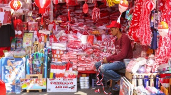 Warga memilih pernak-pernik merah putih untuk HUT RI ke-78 di Kawasan Pasar Mester Jatinegara, Jakarta, Selasa (8/8/2023). [Suara.com/Alfian Winanto]