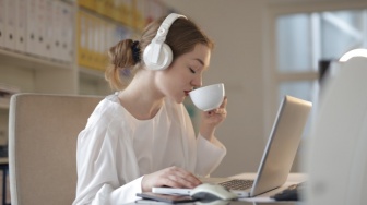 5 Cara Mengurangi Stres Hanya dengan Mendengarkan Musik, Ini Triknya!
