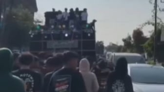 Viral Pemobil Tahan Kaca Mobil Pakai Tangan, Diduga Takut Pecah Gara-gara Karnaval Sound System