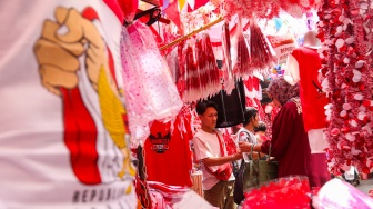 Berburu Pernak-Pernik Merah Putih di Pasar Jatinegara