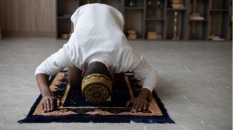 Bacaan Sholat dan Niat Sholat 5 Waktu Lengkap dari Subuh hingga Isya, Bahasa Arab dan Terjemahannya