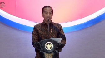 Tak Hanya Jokowi, Para Presiden Dunia Ini Juga Pernah Dilempar Sepatu