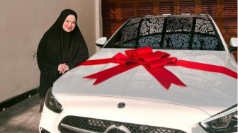 Fadil Jaidi Kasih Kado Mobil Mewah untuk Sang Ibu, Doa Mama Ida Bikin Haru