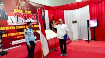 BREAKING NEWS! Eks Jubir FPI Munarman Ucapkan Sumpah Setia ke NKRI