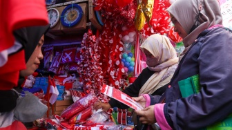 Warga memilih pernak-pernik merah putih untuk HUT RI ke-78 di Kawasan Pasar Mester Jatinegara, Jakarta, Selasa (8/8/2023). [Suara.com/Alfian Winanto]
