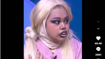 Cosplay Jadi Barbie, Dandanan Kekeyi Bikin Istigfar: Warna Lipstik dan Alis Ketuker