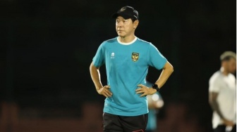 Bek Berbanderol Rp11,4 Miliar Tertarik Bela Timnas Indonesia, Shin Tae-yong Merestui?
