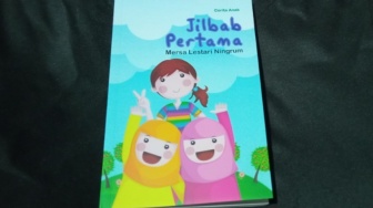 Ulasan Buku Jilbab Pertama: Kisah Keluarga yang Bahagia