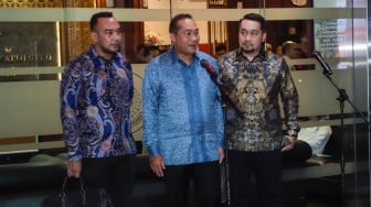 Mantan Menteri Perdagangan Muhammad Lutfi (tengah) memberikan pernyataan pers usai menjalani pemeriksaan di Kejaksaan Agung, Jakarta, Rabu (9/8/2023). [Suara.com/Alfian Winanto]