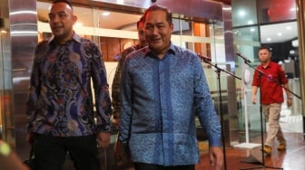 Mantan Menteri Perdagangan Muhammad Lutfi (tengah)  usai menjalani pemeriksaan di Kejaksaan Agung, Jakarta, Rabu (9/8/2023). [Suara.com/Alfian Winanto]