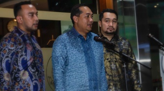 Mantan Menteri Perdagangan Muhammad Lutfi (tengah) memberikan pernyataan pers usai menjalani pemeriksaan di Kejaksaan Agung, Jakarta, Rabu (9/8/2023). [Suara.com/Alfian Winanto]