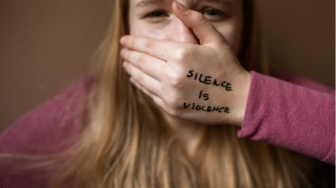 Tak Hanya Berupa Sayatan, Berikut 4 Perilaku Self Harm yang Jarang Disadari
