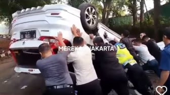 Mobil Tabrak Ojol dan Pagar Hotel hingga Terguling, Sopir Diduga WNA Kabur Lagi Dicari Polisi