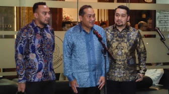 Mantan Menteri Perdagangan Muhammad Lutfi (tengah) memberikan pernyataan pers usai menjalani pemeriksaan di Kejaksaan Agung, Jakarta, Rabu (9/8/2023). [Suara.com/Alfian Winanto]