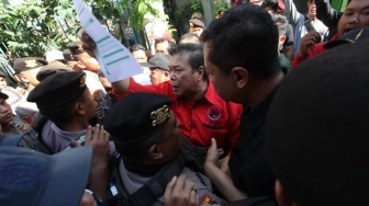 Wakil Wali Kota Surabaya Adu Mulut dengan Polisi Saat Eksekusi Rumah di Dukuh Pakis