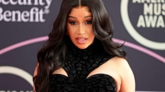 Untung Banget! Mikrofon Cardi B yang Dilempar ke Penonton Terjual Rp1,5 M