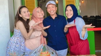 Sikap Ayah Ojak saat Kasih Kue ke Wartawan Disorot