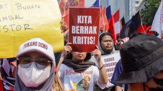 Buruh melakukan aksi demonstrasi di Jalan MH Thamrin menuju kawasan Monumen Nasional, Jakarta, Kamis (10/8/2023). [Suara.com/Alfian Winanto]