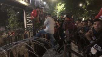 Hingga Malam, Massa Aksi Masih Bertahan di Seputaran Patung Kuda Mulai Naik Separator Beton