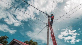 Banyak Kabel dan Tiang di Tepi Jalan, Yuk Kenali yang Mana Milik PLN